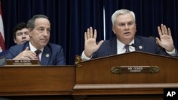 Ketua Komisi Pengawas DPR AS, James Comer (kanan) berbicara dalam sidang penyelidikan upaya pemakzulan terhadap Presiden Joe Biden, Kamis 28 September 2023, di Washington DC. 