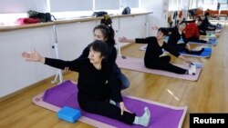资料照片：北京妈妈日落的老年瑜伽班。（2024年1月15日）
