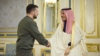 Presiden Ukraina Volodomyr Zelenskyy menyambut Menteri Luar Negeri Kerajaan Arab Saudi Pangeran Faisal bin Farhan Al Saud di tengah invasi Rusia ke Ukraina, di Kyiv, Ukraina, 26 Februari 2023. (Foto: Ukrainian Presidential Press Service/rilis via Reuters)