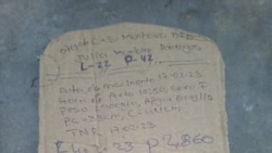Pedaços de caixas de papelão usadas para o registo de crianças em Sofala