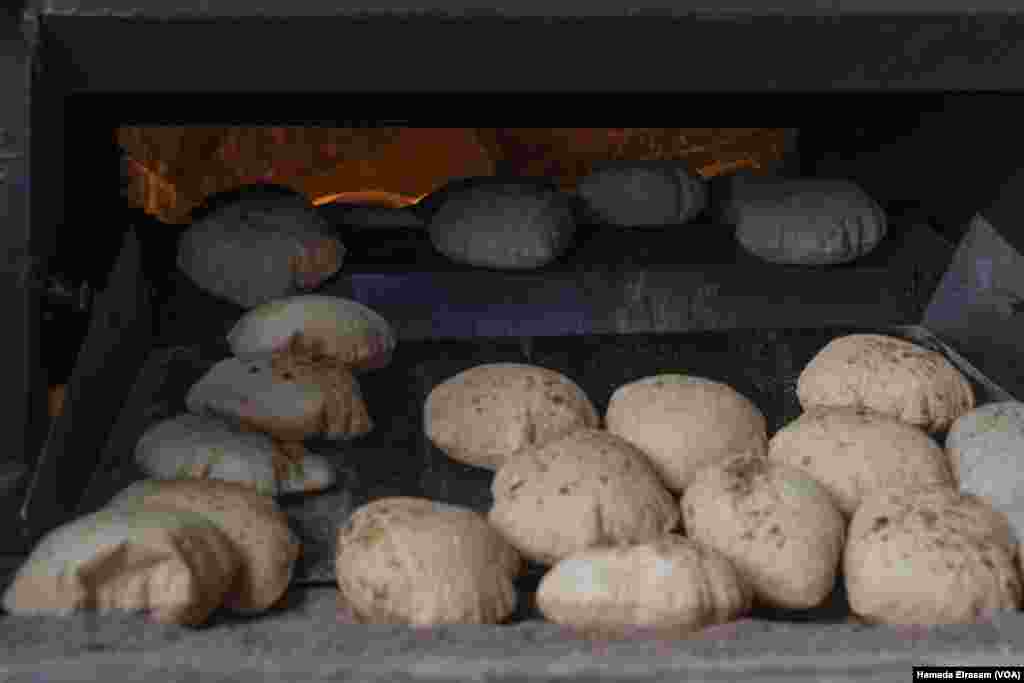 This bakery sells 14,500 loaves a day to hundreds of struggling families. Food security is a source of chronic anxiety for them as the ongoing shocks of the Russia-Ukraine war and Egypt’s cost-of-living crisis hit hard. Cairo, Egypt, June 24, 2024. (Hamada Elrasam/VOA)