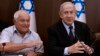 Menteri Pariwisata Israel Haim Katz, kiri, menghadiri rapat kabinet yang dipimpin PM Benjamin Netanyahu di Yerusalem, 27 Agustus 2023. Katz kunjungi Arab Saudi pada 26 September 2023, kunjungan pertama anggota kabinet Israel ke Saudi.