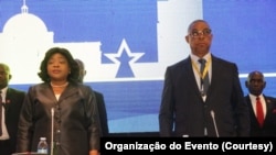 Vice-presidente da República de Angola, Esperança da Costa, (e) e Ministro do Interior, Eugénio Laborinho (d) em conferência da Interpol, em Luanda.