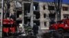Tim SAR melakukan pencarian korban di lokasi bangunan tempat tinggal yang rusak akibat serangan rudal Rusia di Kramatorsk, Ukraina, 14 Maret 2023. (REUTERS/Yan Dorbronosov)
