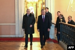Presiden Rusia Vladimir Putin (kiri) dan Presiden Uzbekistan Shavkat Mirziyoyev (kedua dari kiri) mengunjungi Museum Negara Pavlovsk selama pertemuan para pemimpin CIS di Saint Petersburg pada 26 Desember 2023. (Foto: AFP)