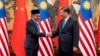 Perdana Menteri Malaysia Anwar Ibrahim berjabat tangan dengan Presiden China Xi Jinping dalam pertemuan di Beijing, Jumat (31/3) lalu (foto: dok). 