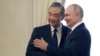 Presiden Rusia Vladimir Putin (kanan) dan Menteri Luar Negeri China Wang Yi berjabat tangan sebelum pertemuan di Istana Konstantin di St. Petersburg, Rusia, Rabu, 20 September 2023. (Mikhail Metzel, Sputnik, Kremlin Pool Photo via AP)