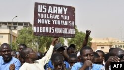 Para pengunjuk rasa menuntut agar pasukan AS meninggalkan Niger tanpa negosiasi selama demonstrasi di Niamey, pada 13 April 2024 lalu.