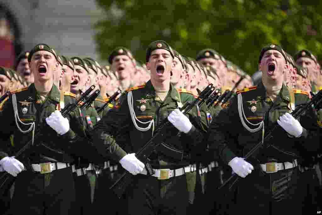 Prajurit Rusia berbaris dalam parade militer Hari Kemenangan di Moskow, menandai peringatan 79 tahun berakhirnya Perang Dunia II.