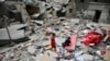 Anak-anak Palestina memeriksa lokasi serangan Israel di sebuah rumah, di tengah konflik Israel dan Hamas, di Rafah di selatan Jalur Gaza, 27 April 2024. (Foto: Reuters)