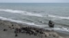 Sebuah kapal yang membawa orang-orang etnis Rohingya terdampar di Pantai Lampanah, di Provinsi Aceh, 16 Februari 2023. (Foto: Hidayatullah Tajuddin/Reuters)