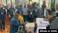 Ossufo Momade, presidente da Renamo, coloca o boletim de voto na urna, no dia 11 de outubro nas eleições autárquicas em Moçambique.