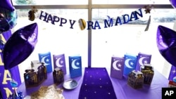 Hiasan Ramadan dipajang di toko Party Store di Dearborn, Michigan, 23 Maret 2023. (Foto: Carlos Osorio/AP Photo)