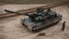FILE - Tentara Polandia terlihat di dekat tank K2, yang dikirim dalam gelombang pertama senjata dari Korea Selatan selama latihan militer di lapangan militer Wierzbiny dekat Orzysz, Polandia, 30 Maret 2023. (REUTERS/Kacper Pempel)