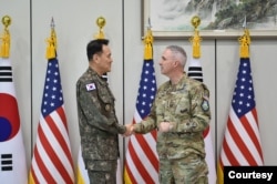22일 한국을 방문한 스티븐 와이팅 미 우주사령부 사령관과 김명수 합동참모의장이 협력 방안에 관한 대화를 나누고 있다. 사진 = 한국 합동참모본부