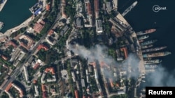 Gambar satelit menunjukkan asap mengepul dari markas besar Angkatan Laut Rusia pasca serangan rudal Ukraina di Sevastopol, Krimea, 22 September 2023. 