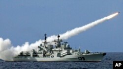 解放軍海軍南海艦隊在一次實彈演習中發射導彈。