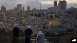 Sejumlah muslimah mengunjungi Bukit Zaitun, menghadap Kubah Batu di kompleks Masjid Al Aqsa di Kota Tua Yerusalem, Kamis, 7 Maret 2024. (Foto: Leo Correa/AP)