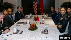中國國防部長董軍2024年5月31日在新加坡出席香格里拉對話會期間與美國國防部長勞埃德·奧斯汀舉行雙邊會晤。