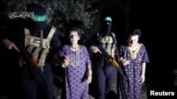 Yocheved Lifshitz dan Nurit Cooper, yang disandera oleh kelompok militan Hamas, dilepaskan oleh militan tersebut pada 23 Oktober 2023. (Foto: Al-Qassam Brigades, military wing of Hamas/Handout via Reuters)
