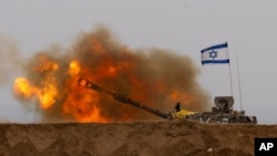 Unit artileri bergerak Israel menembakkan peluru dari Israel selatan ke arah Jalur Gaza, di posisi dekat perbatasan Israel-Gaza, 21 Desember 2023.