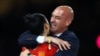 Pesepak bola putri Jennifer Hermoso dan Presiden Federasi Sepak Bola Kerajaan Spanyol merayakan kemenangan tim putri Spanyol dalam Piala Dunia Putri 2023 di Sydney, Australia, 20 Agustus 2023. (Foto: Hannah Mckay/Reuters)
