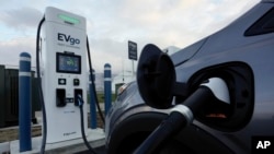 2022年11月16日，一輛電動汽車在底特律的 EVgo 充電站充電。 （美聯社照片）