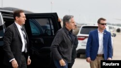 Sekretari amerikan i Shtetit, Antony Blinken duke u nisur për në Arabinë Saudite nga baza ajrore Joint Base Andrews, në Merilend (28 prill 2024) 