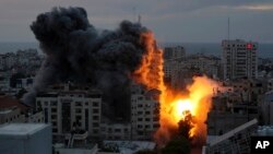 Yon boul dife ak lafimen monte apre yon eksplozyon nan yon bilding kote ki gen apatman Palestinyen apre yon atak ayeryen Israelyen sou Gaza siti, Samdi 7 Oktob, 2023.