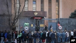 Sejumlah warga Rusia mengantre untuk memberikan suara dalam pemilu Rusia di luar Keduataan Rusia di Yerevan, Armenia, pada 17 Maret 2024. (Foto: Hayk Baghdasaryan/Photolure via AP)