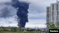 Asap mengepul di atas tangki bahan bakar menyusul dugaan serangan drone di Sevastopol, Krimea, 29 April 2023. (Foto: Reuters)