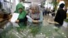 Pengunjung melihat maket properti saat Indonesia Property Expo 2016 di Jakarta, 16 Februari 2016. (Foto: REUTERS/Beawiharta)