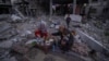 Keluarga Al-Naji bersiap untuk berbuka puasa di hari pertama bulan suci Ramadan sambil duduk di tengah reruntuhan rumah keluarga mereka di Deir el-Balah, Jalur Gaza tengah, Senin 11 Maret 2024. 