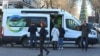 FILE: Para nasabah berbicara dengan pegawai bank di kantor keliling Sberbank di Simferopol, Krimea, 21 Januari 2023. (REUTERS/Alexey Pavlishak)