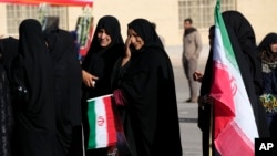 Orang-orang menghadiri pemakaman para korban ledakan bom di Kota Kerman, sekitar 5 jam dari ibu kota Iran, Teheran, Jumat, 5 Januari 2024. (Foto: Vahid Salemi/AP Photo)