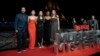Dari kiri: Adam Sandler, Sunny Sandler, Sadie Madison Sandler, tamu dan Jackie Sandler pada pemutaran perdana film Netflix "Murder Mystery 2," di Pont Debilly, Paris, Kamis, 16 Maret 2023. (AP/Lewis Joly)