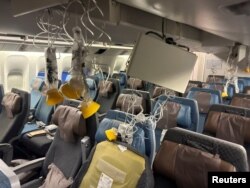 Interior pesawat Singapore Airlines penerbangan SQ321 digambarkan setelah pendaratan darurat di Bandara Internasional Suvarnabhumi Bangkok, Thailand, 21 Mei 2024. (REUTERS/Stringer)