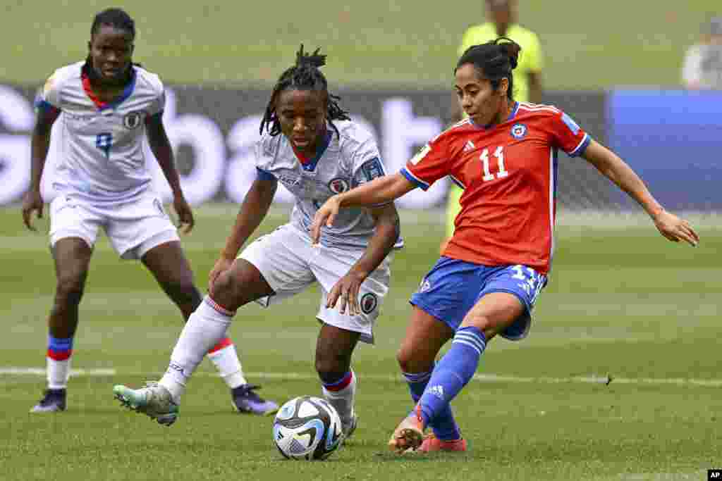 Jwez Jessenia Lopez (a dwat) choute balon an pandan match kalifikasyon Chili - Ayiti pou Mondyal FIFA a, nan Auckland, La Nouvel Zeland, 22 Fevriye, 2023.