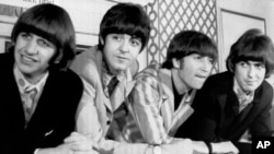 The Beatles(dari kiri), Ringo Starr; Paul McCartney; John Lennon; dan George Harrison dalam konferensi pers di New York, 23 Agustus 1966. (Foto: AP Photo/Arsip)