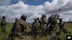ရှေ့တန်းစစ်မျက်နှာမှာ အမေရိကန်ရဲ့ M777 howitzer အမြှောက်ပစ်ဖို့ ယူကရိန်းတပ်ဖွဲ့ပြင်ဆင်နေ ၊ဂျူလိုင် ၁၄၊ ၂၀၂၂ 