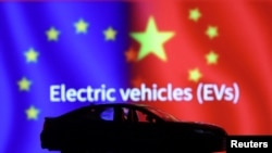 中國與歐盟旗幟與電動車圖示。