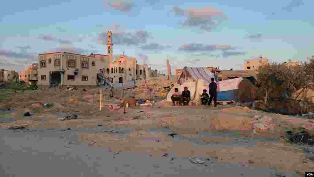 Families that have recently moved to the Khan Younis area say little, if any humanitarian aid has been available so far, May 14, 2024. (VOA/Enas Tantesh)