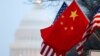 ILUSTRASI - Bendera China dan bendera Amerika berkibar di sepanjang Pennsylvania Avenue dekat Gedung DPR Amerika Serikat di Washington, D.C., 18 Januari 2011. (Hyungwon Kang/REUTERS)