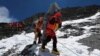 Ngima Tashi Sherpa berjalan sambil menggendong seorang pendaki Malaysia saat menyelamatkannya dari zona kematian di atas kamp empat di Everest, Nepal, 18 Mei 2023. (Foto: Gelje Sherpa via REUTERS)