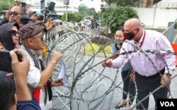 Perwakilan massa aksi Solidaritas untuk Palestina (kiri) diterima oleh pihak Kedutaan Besar Amerika Serikat (kanan). (VOA/Indra Yoga)