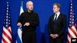 Sekrete Deta Etazini Antony Blinken (a dwat) ak Minis Defans Izraelyen an Yoav Gallant nan Tel Aviv, 16 Oktob, 2023.