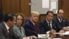 Donald Tramp u sudnici na Menhetnu izjašnjava se o optužnici 4. aprila 2023.