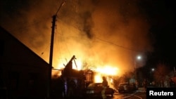 Petugas pemadam kebakaran berupaya memadamkan api setelah pertahanan udara menjatuhkan drone Ukraina, di Kursk, Rusia, 4 April 2024, dalam gambar yang diperoleh dari media sosial. (Gubernur Kursk Roman Starovoyt via Telegram/via Reuters)