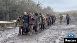 Ukrajinski ratni zarobljenici tokom razmene, na nepoznatoj lokaciji, Ukrajina, na fotografiji napravljenoj od video snimka, 16. aprila 2023.