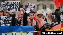 Sejumlah aktivis menggelar aksi di Washington, pada 25 Februari 2023, meminta pemerintah AS menerapkan zona larangan terbang di Myanmar. (Foto: Courtesy of KS Latt)